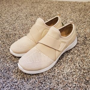 Earth brand athleisure shoe, Size 7